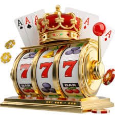 Susunan meja casino dengan kartu dan chip yang terang serta suasana yang elegan